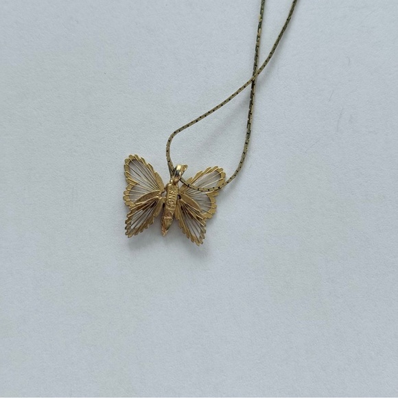 Elegant Gold Tone Monet Butterfly Necklace - Picture 5 of 6